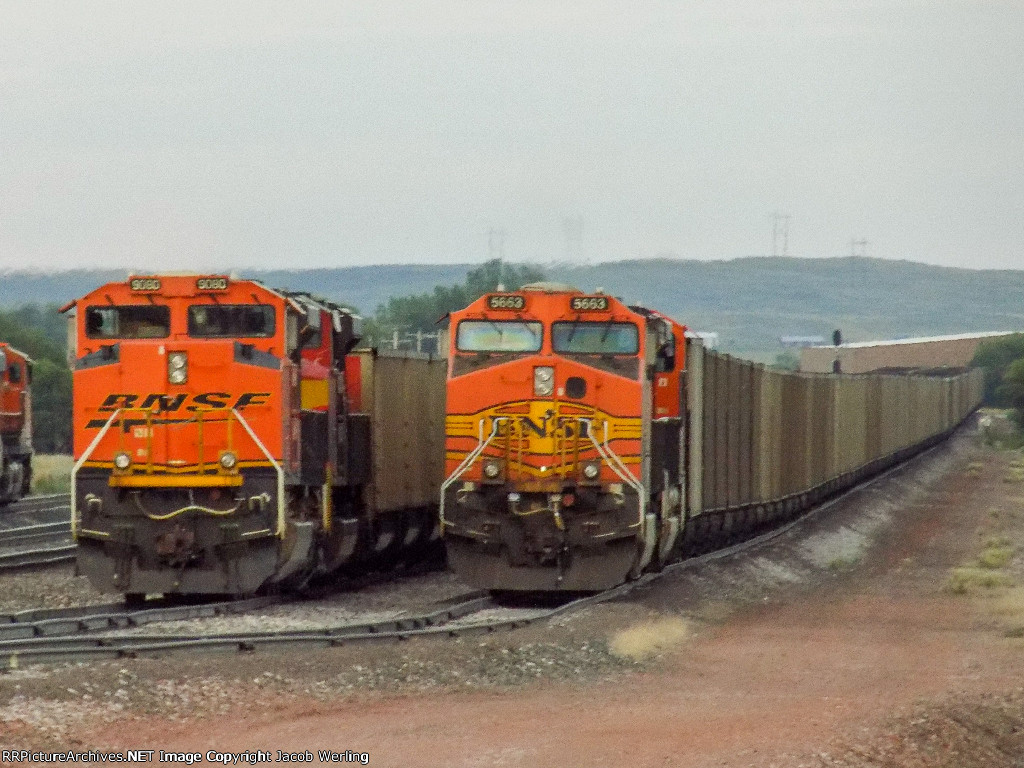 BNSF 5663 and BNSF 9080